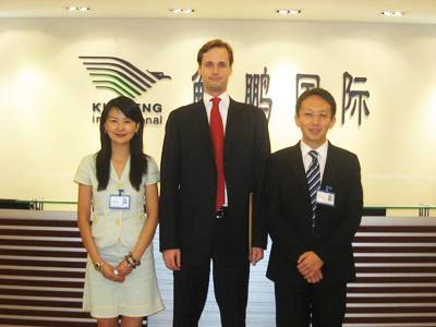 09年8月：总裁胡伟航、董事总经理戚燕与律师亚里山大 