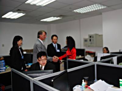 09年9月：美宾州商务部副部长Mickey Rowley与鲲鹏员工握手 
