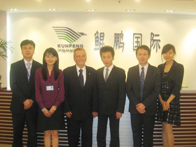 10年6月：鲲鹏高层会晤加拿大前移民官 