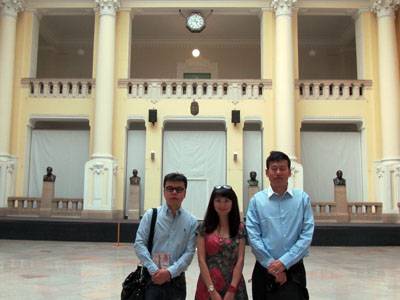 13年8月:鲲鹏总经理、副总经理一行访问匈牙利百年著名大学