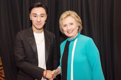 16年6月：鲲鹏美国落地负责人Luc Bin Wang与美总统候选人希拉里·克林顿